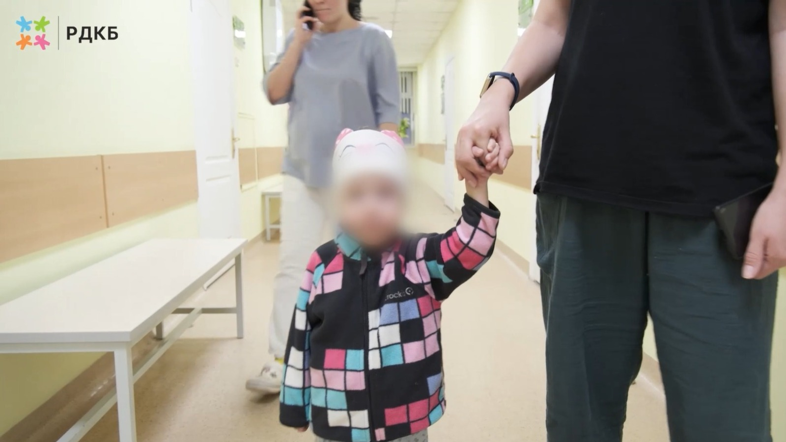 Выброшенная отцом из окна девочка из Уфы начала ходить