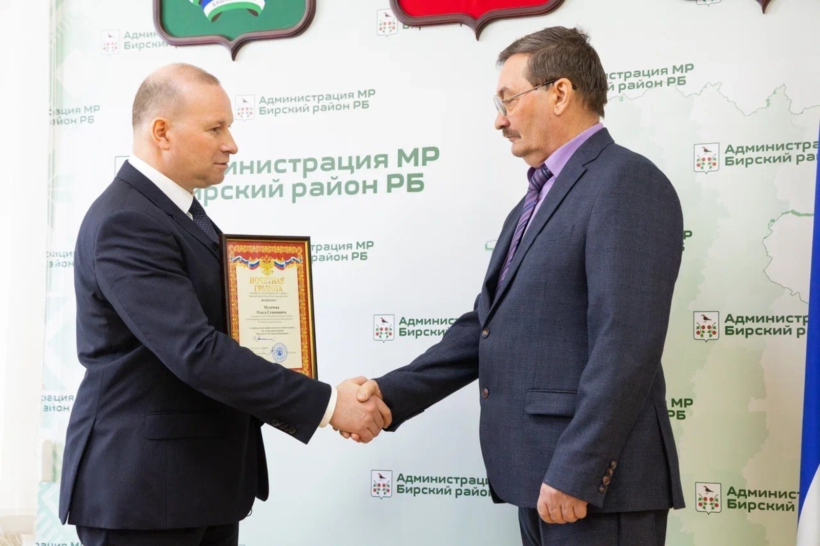 В Башкирии наградили члена УИК, пресёкшего провокацию во время выборов