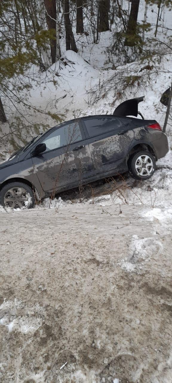 В Башкирии на автодороге Белорецк-Учалы сразу два автомобиля съехали в кювет