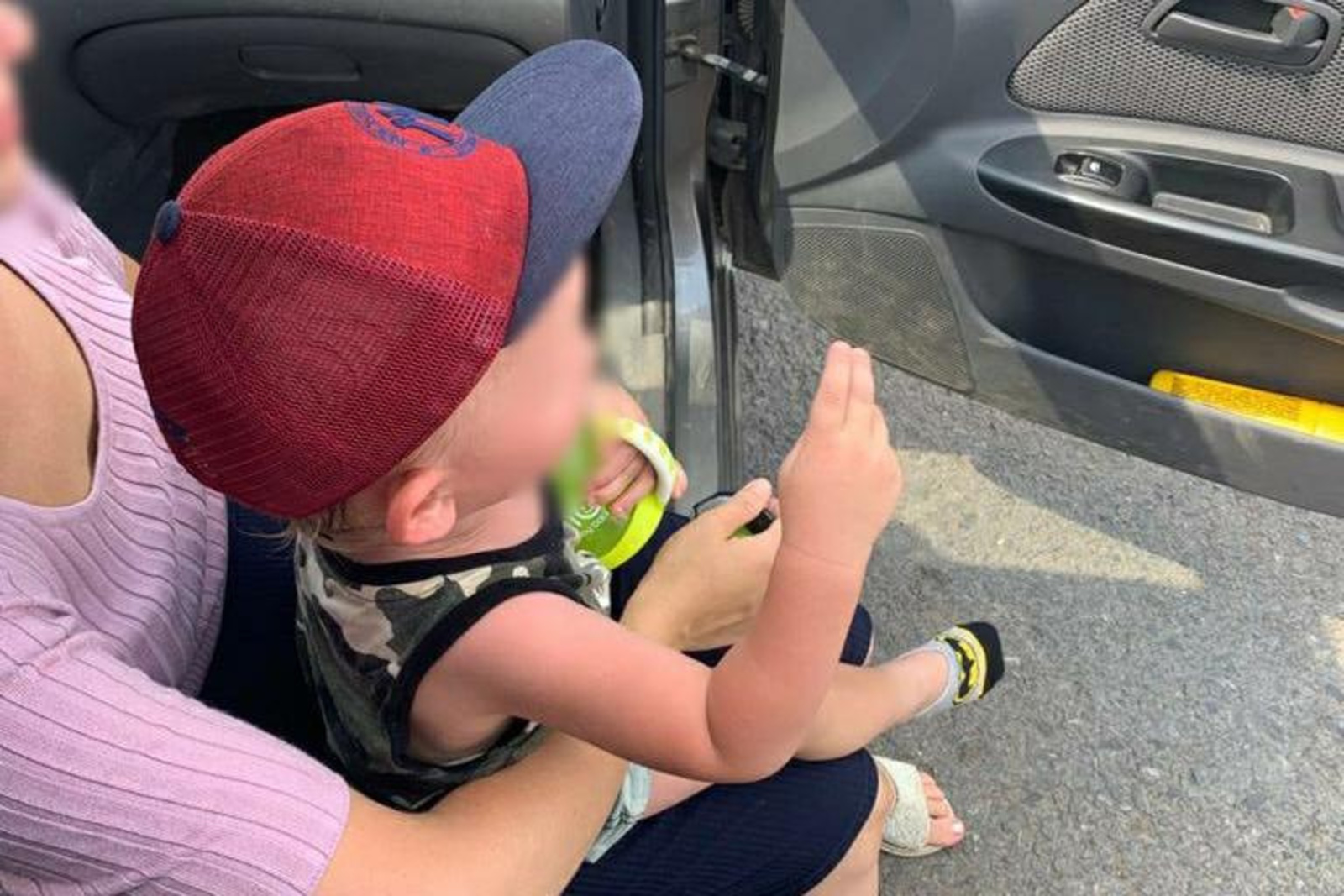 В Уфе полуторагодовалый малыш во время 30-градусной жары оказался заперт в машине