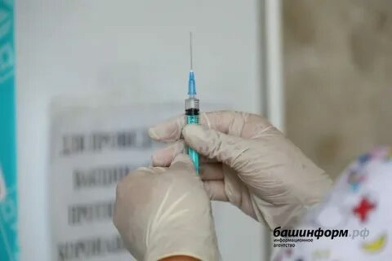 Владимир Путин поставил задачу - наращивать темпы вакцинации