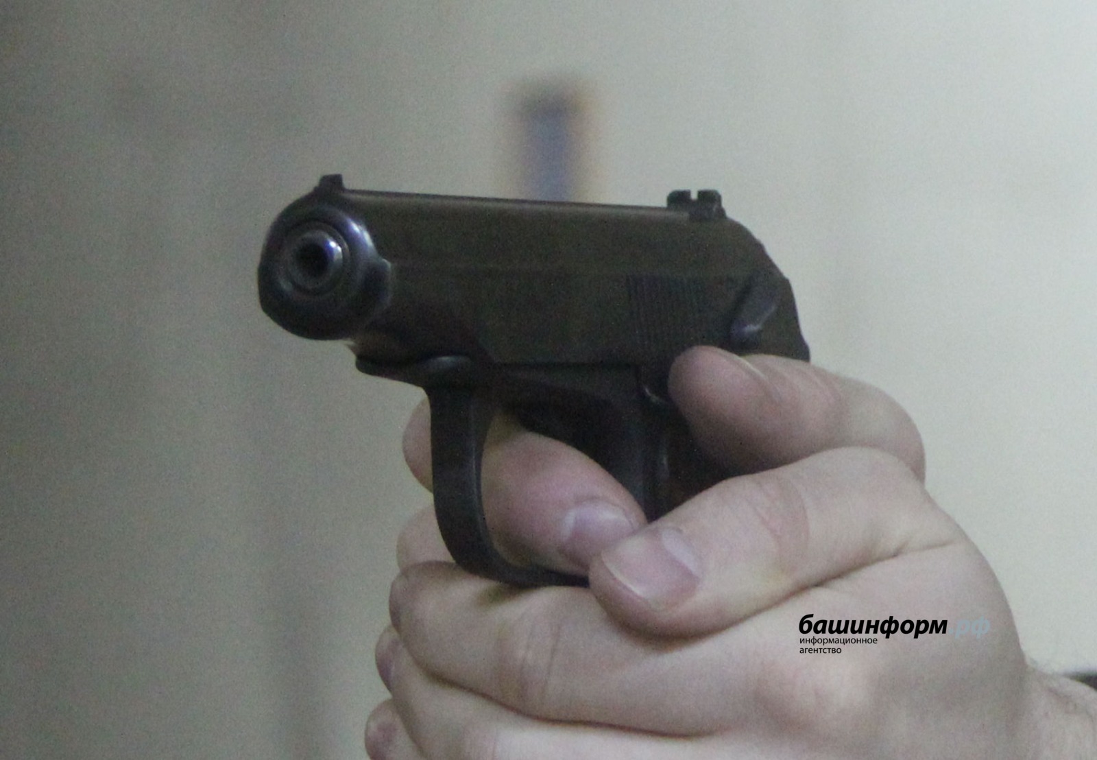 Уфимец, вооруженный пистолетом, напал на мужчину