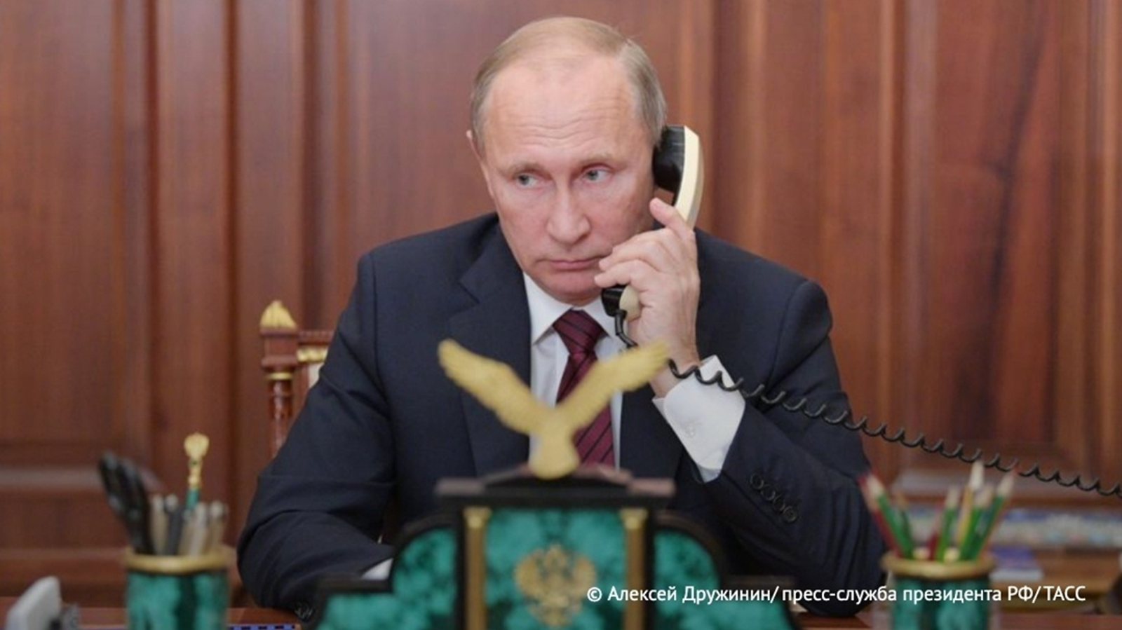 Путин провел телефонный разговор с Пезешкианом