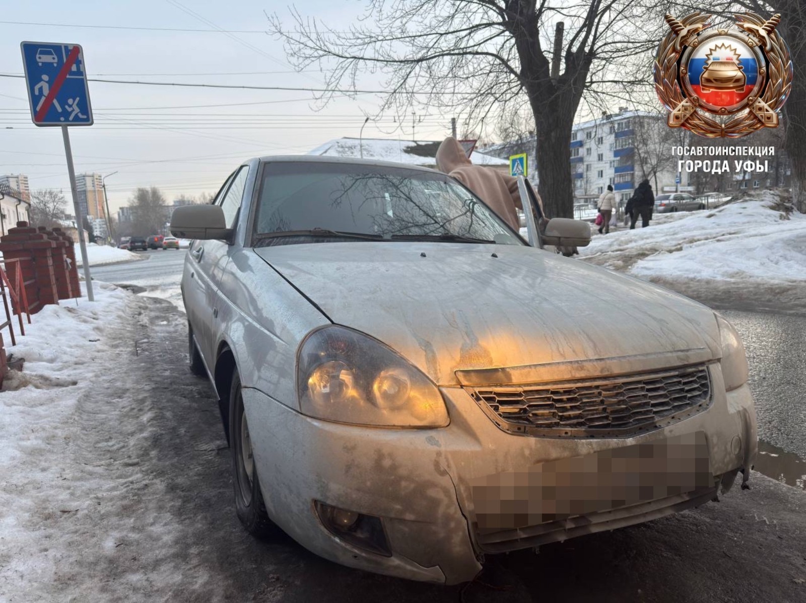 В Уфе молодой водитель на отечественной легковушке сбил бабушку с ребенком