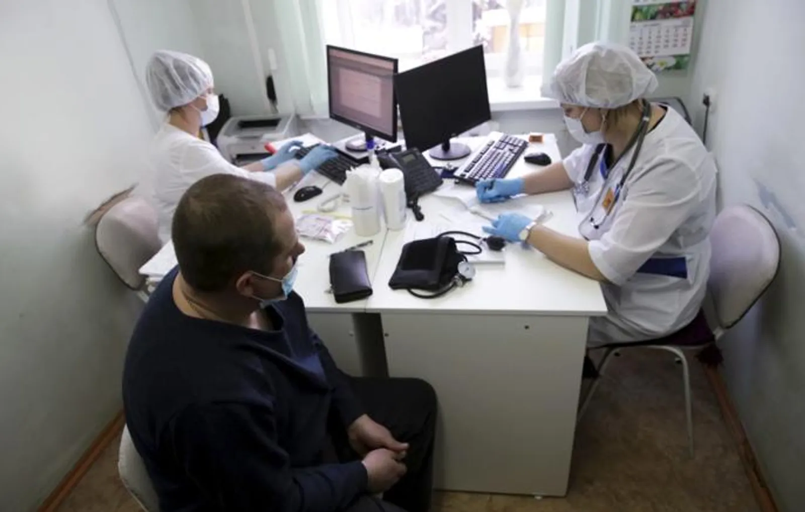 Путин поручил снизить бумажную нагрузку на медиков и учителей