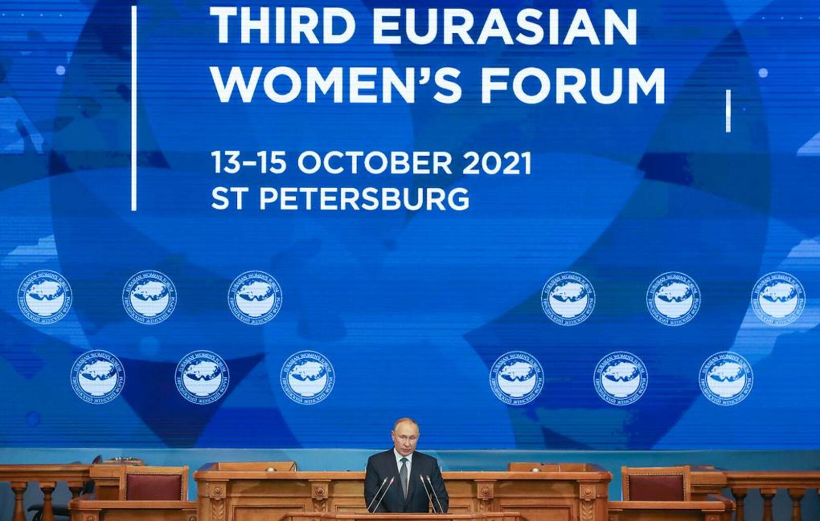 Путин: женщины не должны оказываться перед выбором между семьей и профессией