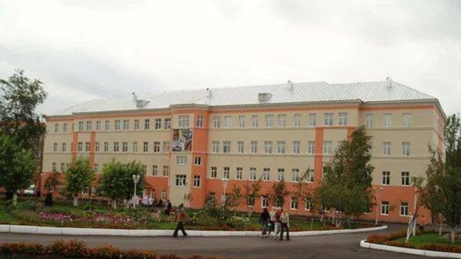 В Башкирии 4-летняя девочка выжила после падения из окна