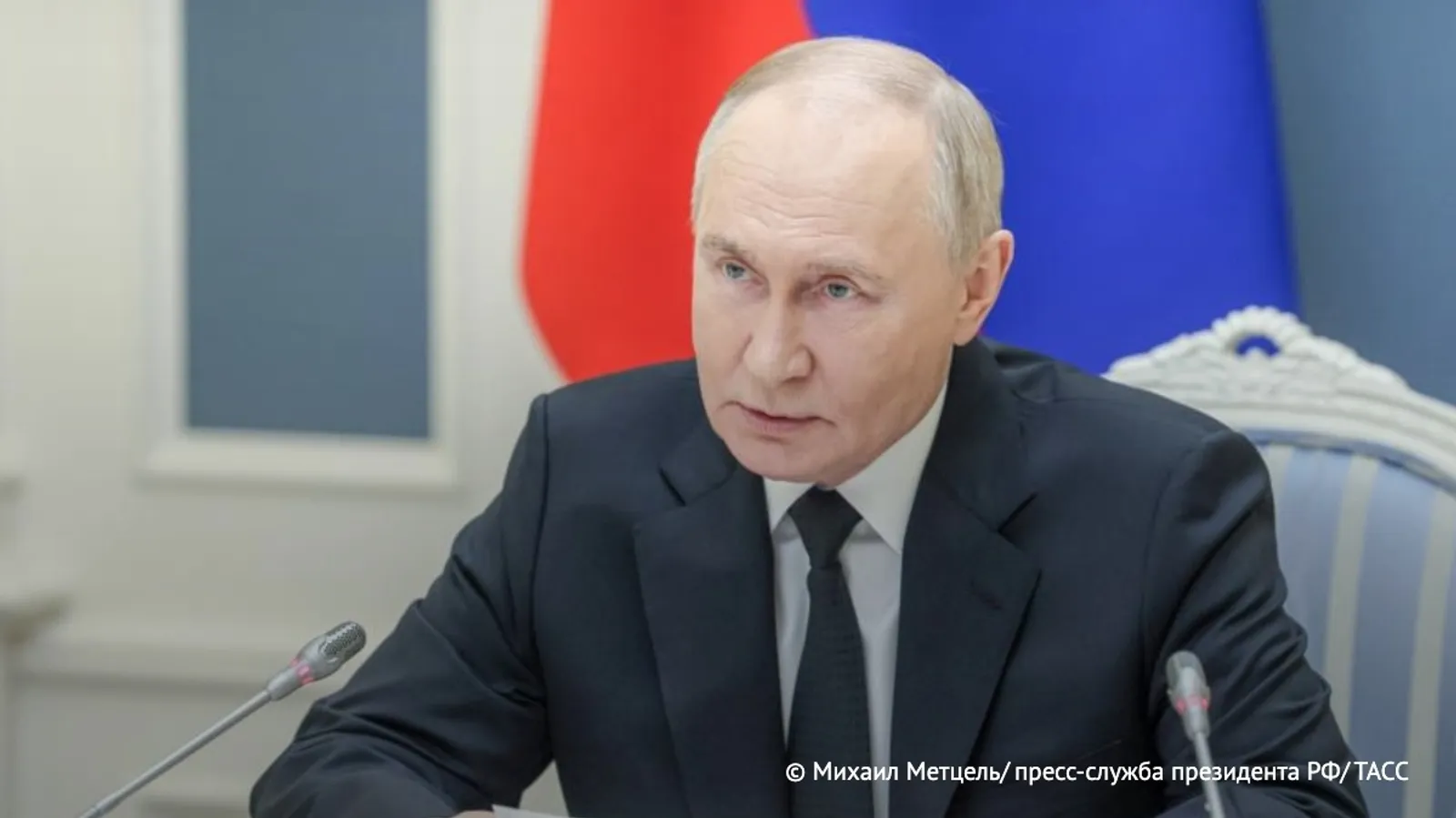 Путин поручил увеличить срок записи к врачу через "Госуслуги"
