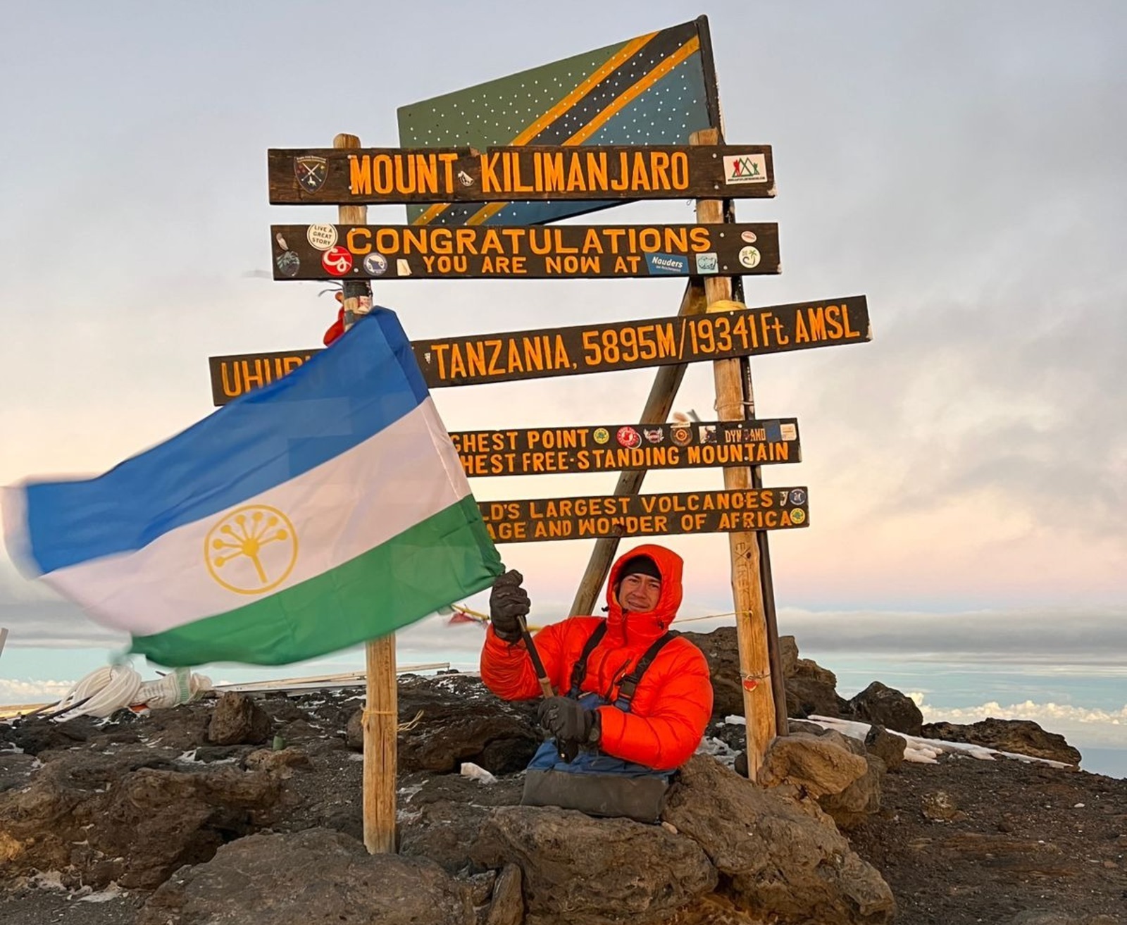 Уроженец Башкирии Рустам Набиев водрузил флаг республики на вершине Килиманджаро
