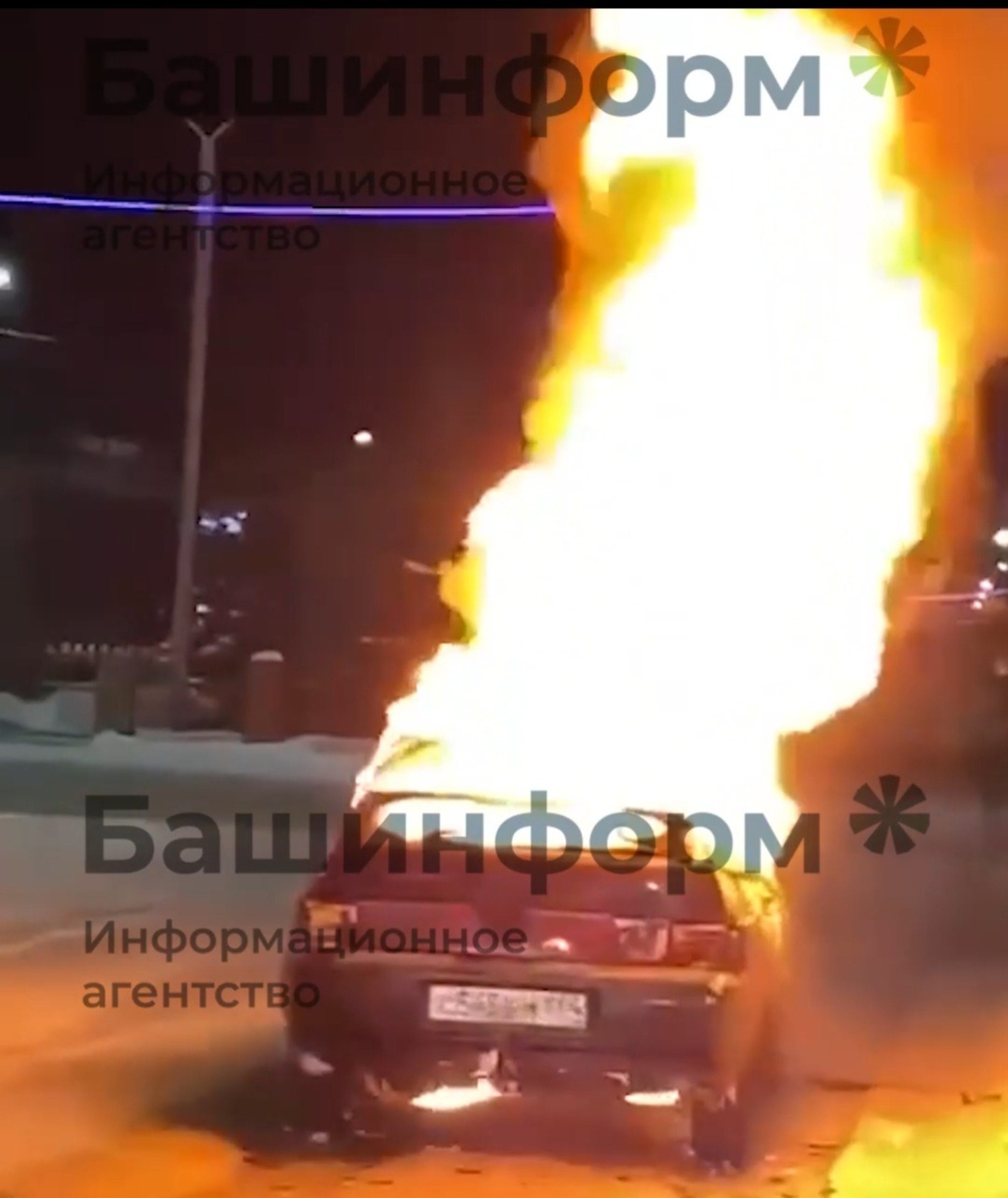 В Башкирии мужчина прямо на перекрестке сжег свой автомобиль