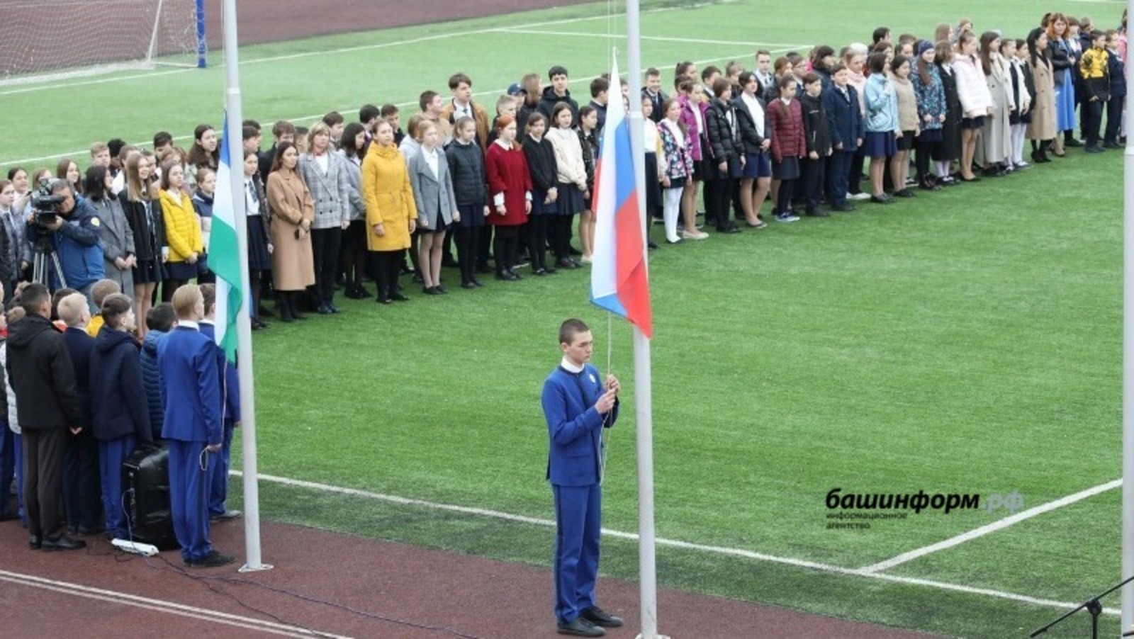 В четырех школах Башкирии неделя началась с поднятия флага.