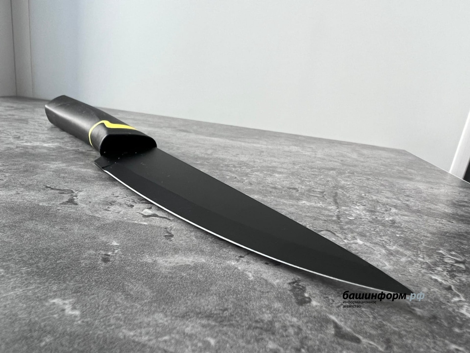 Женщина зарезала двумя ножами сожителя и ударила полицейского