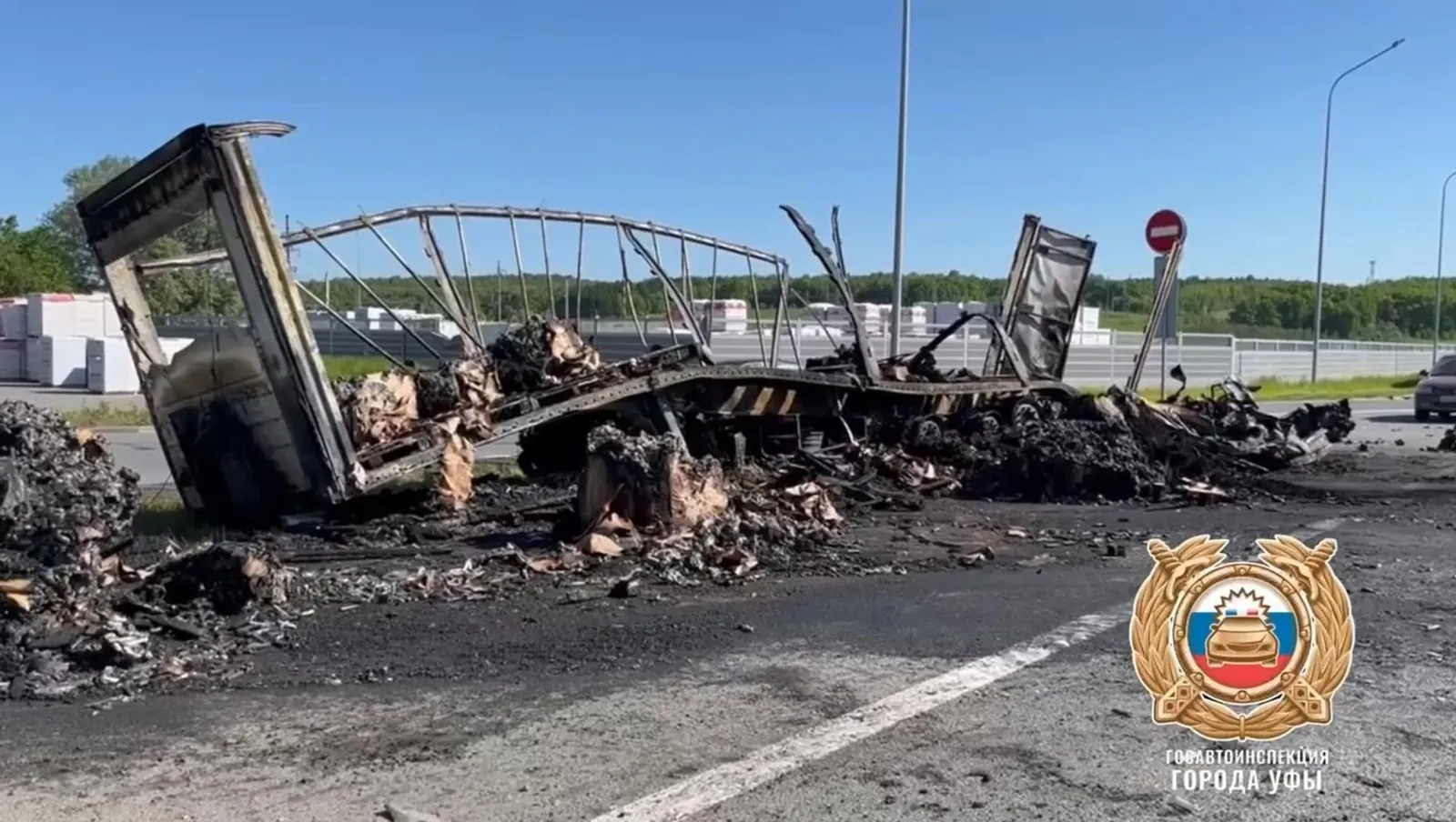 Водитель погиб в горящем автомобиле после столкновения с фурой