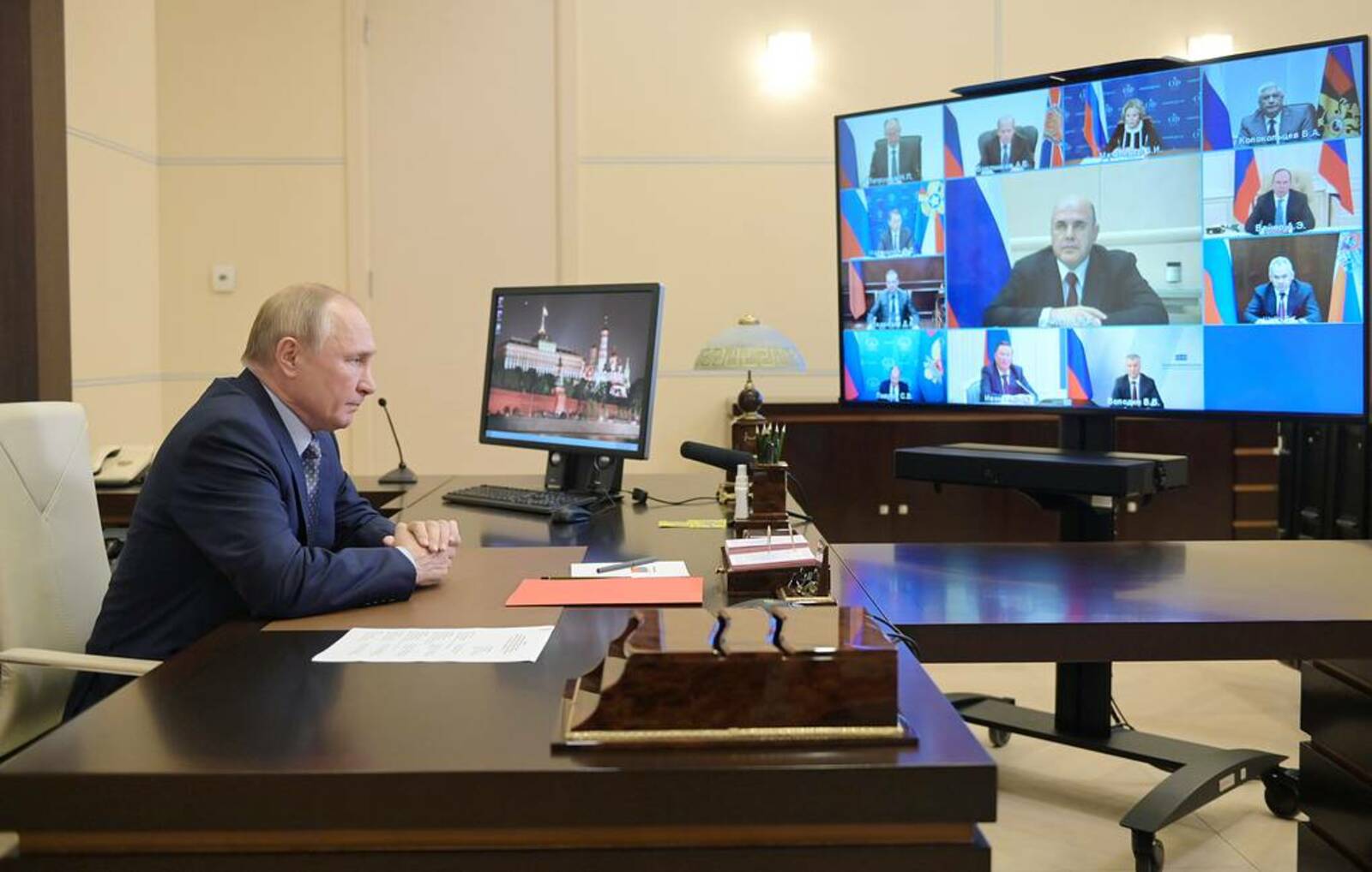 Участники совещания Путина с постоянными членами СБ поздравили президента с днем рождения