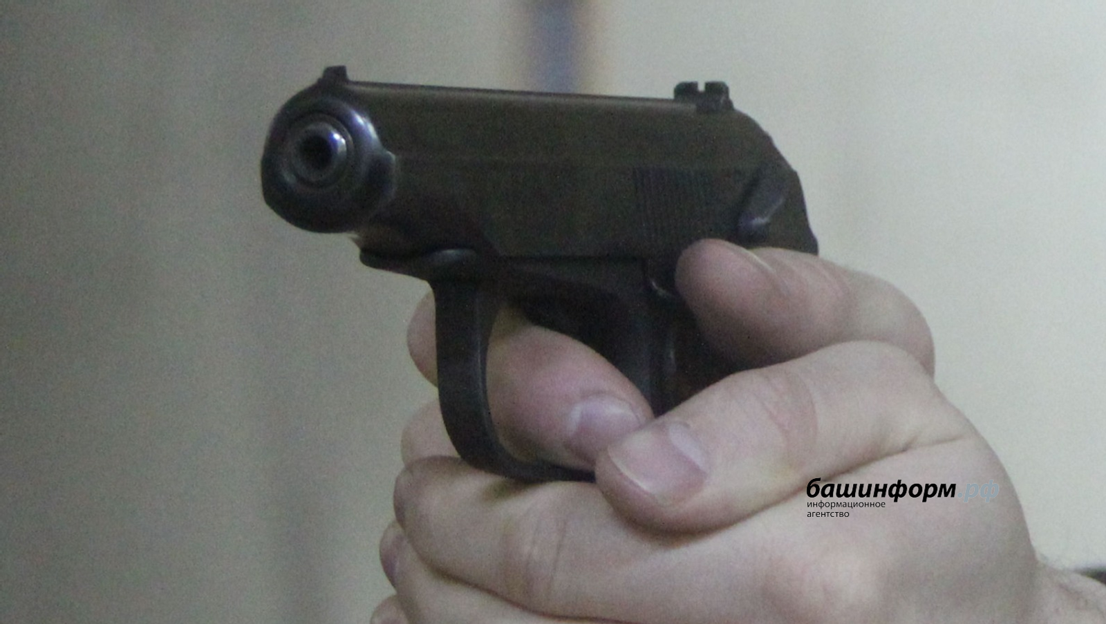 В Башкирии вооруженные молодые люди напали на семью с детьми