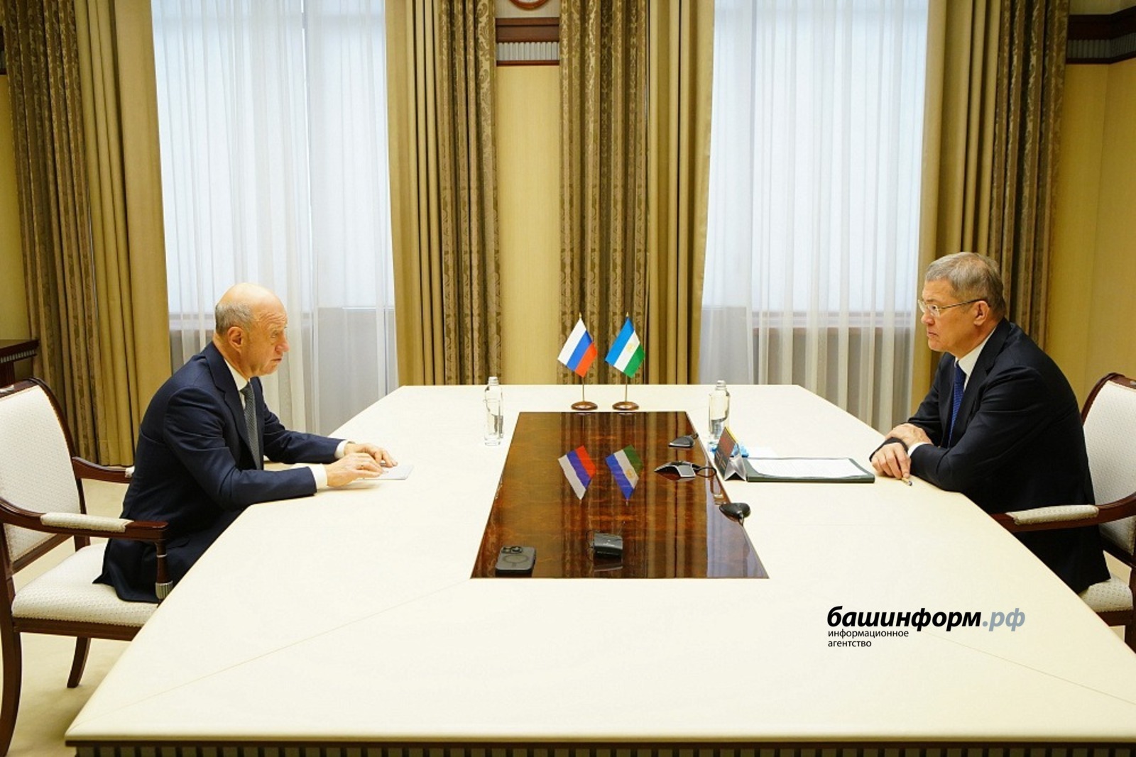 Радий Хабиров встретился с зампредседателя Госдумы Александром Бабаковым