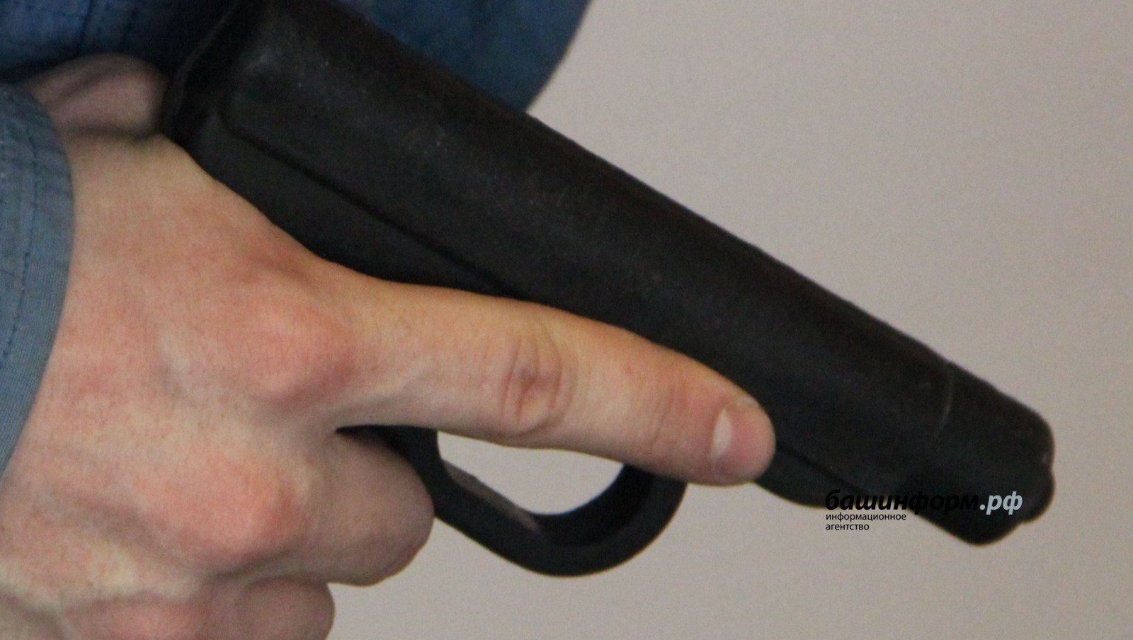 Житель Башкирии, вооружившись пистолетом и ножом, напал на родственника