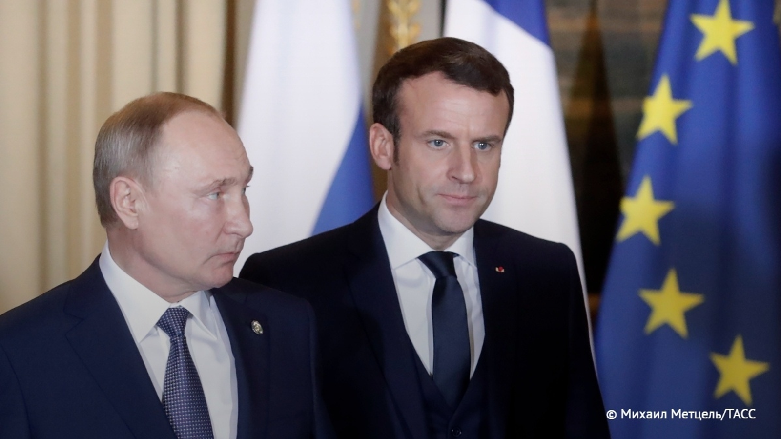 Путин провел телефонный разговор с Макроном