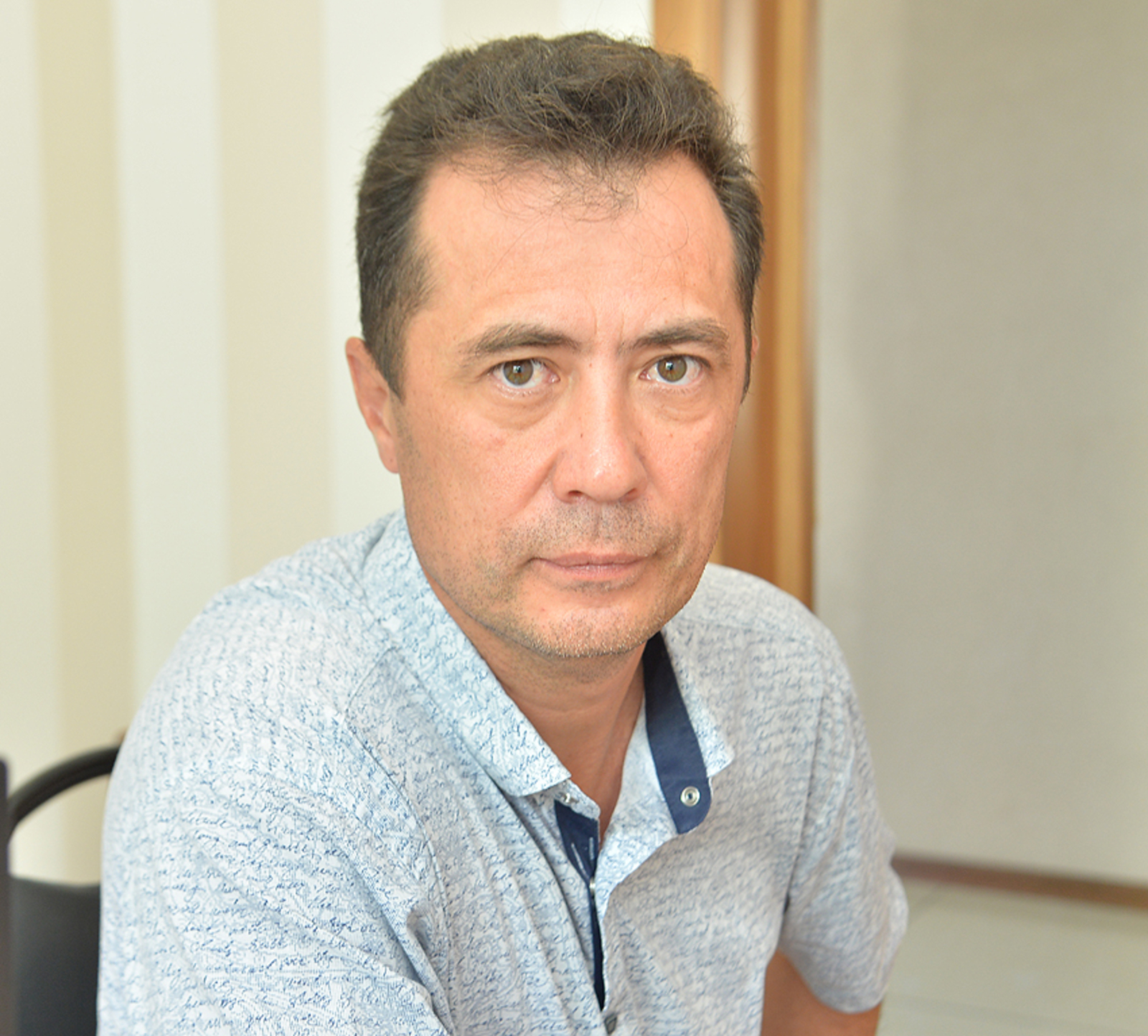 В позе боксёра со сжатыми кулаками