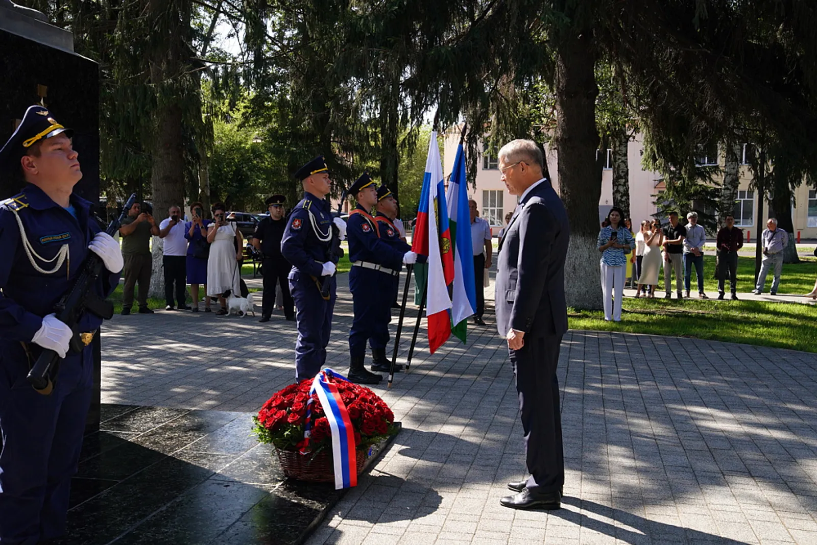Хабиров возложил цветы к памятнику Николая Гастелло в честь 100-летия ОДК-УМПО