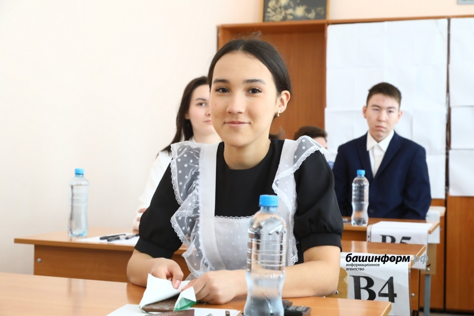 Рособрнадзор запретил проводить ЕГЭ в помещениях с круглыми столами