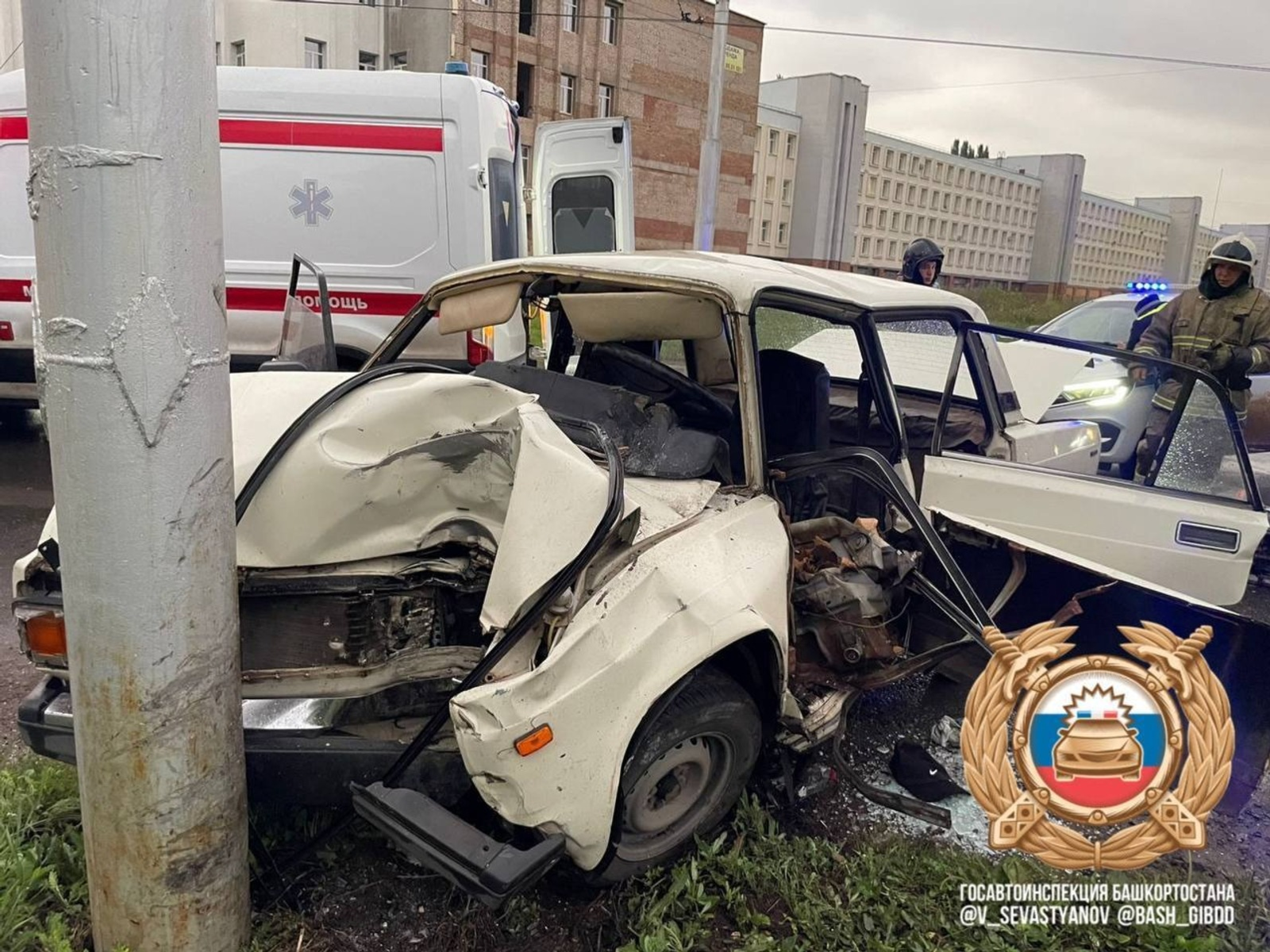 Житель Башкирии погиб, врезавшись на легковушке в электроопору