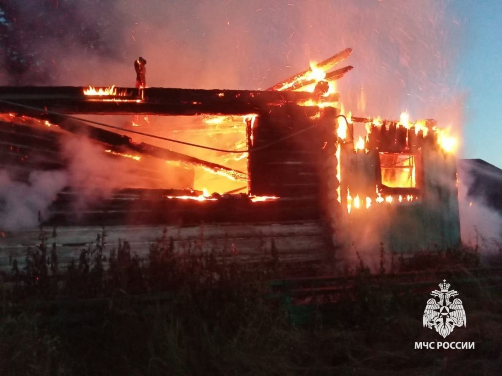 В Башкирии двое подростков успели покинуть горящий дом, женщина погибла