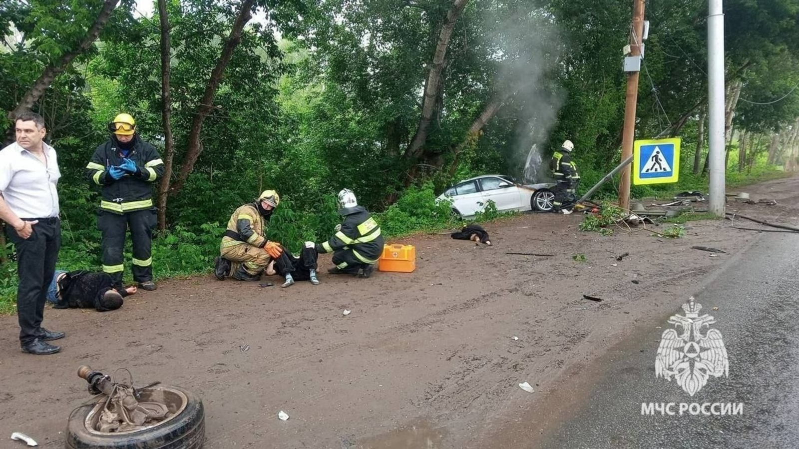 В Уфе от мощного удара в светофор у BMW оторвало колесо, есть погибший