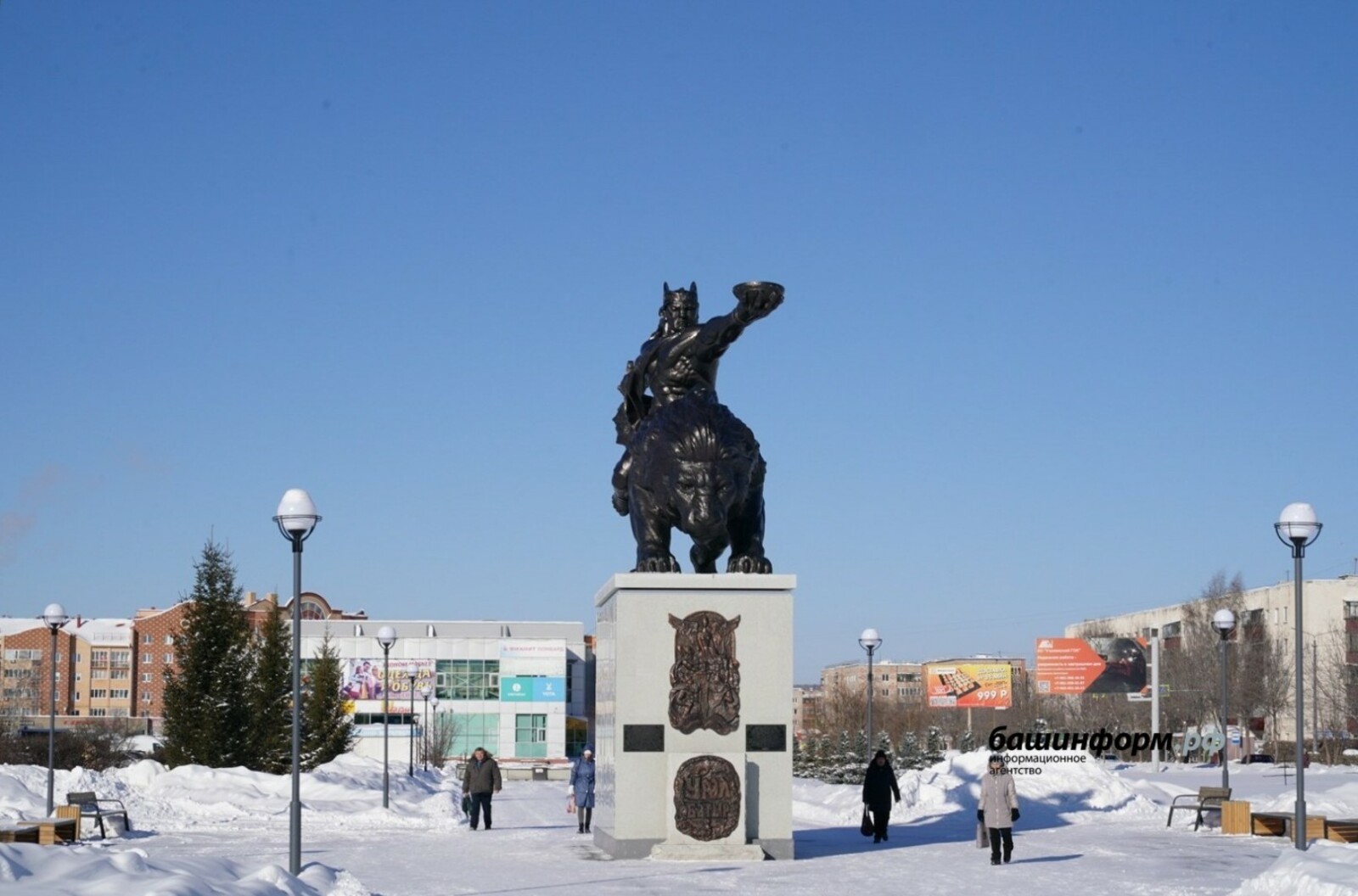 Радию Хабирову показали в Учалах скульптуру «Урал-батыр»