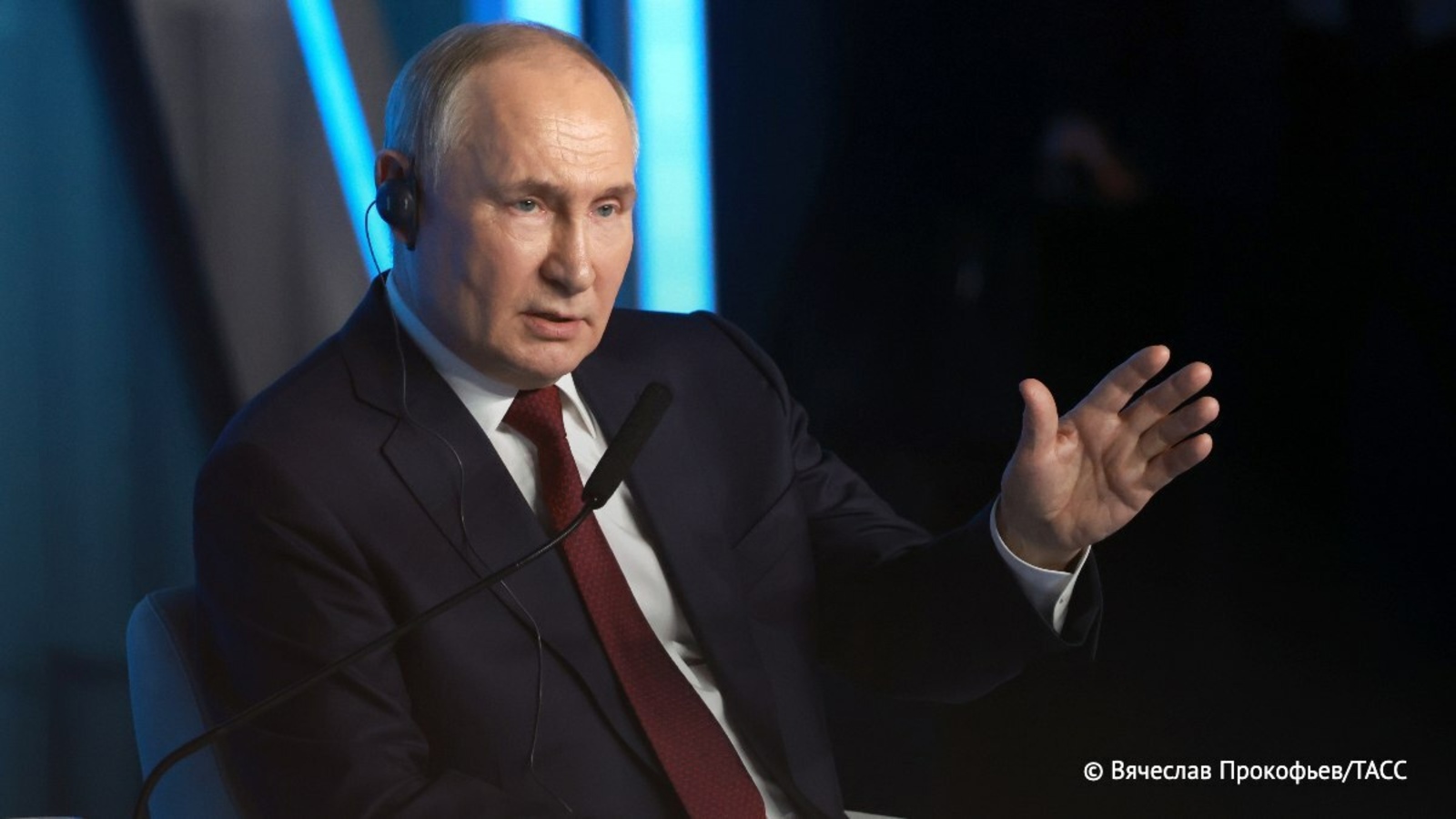 Путин считает, что чем больше женщин в руководстве, тем лучше