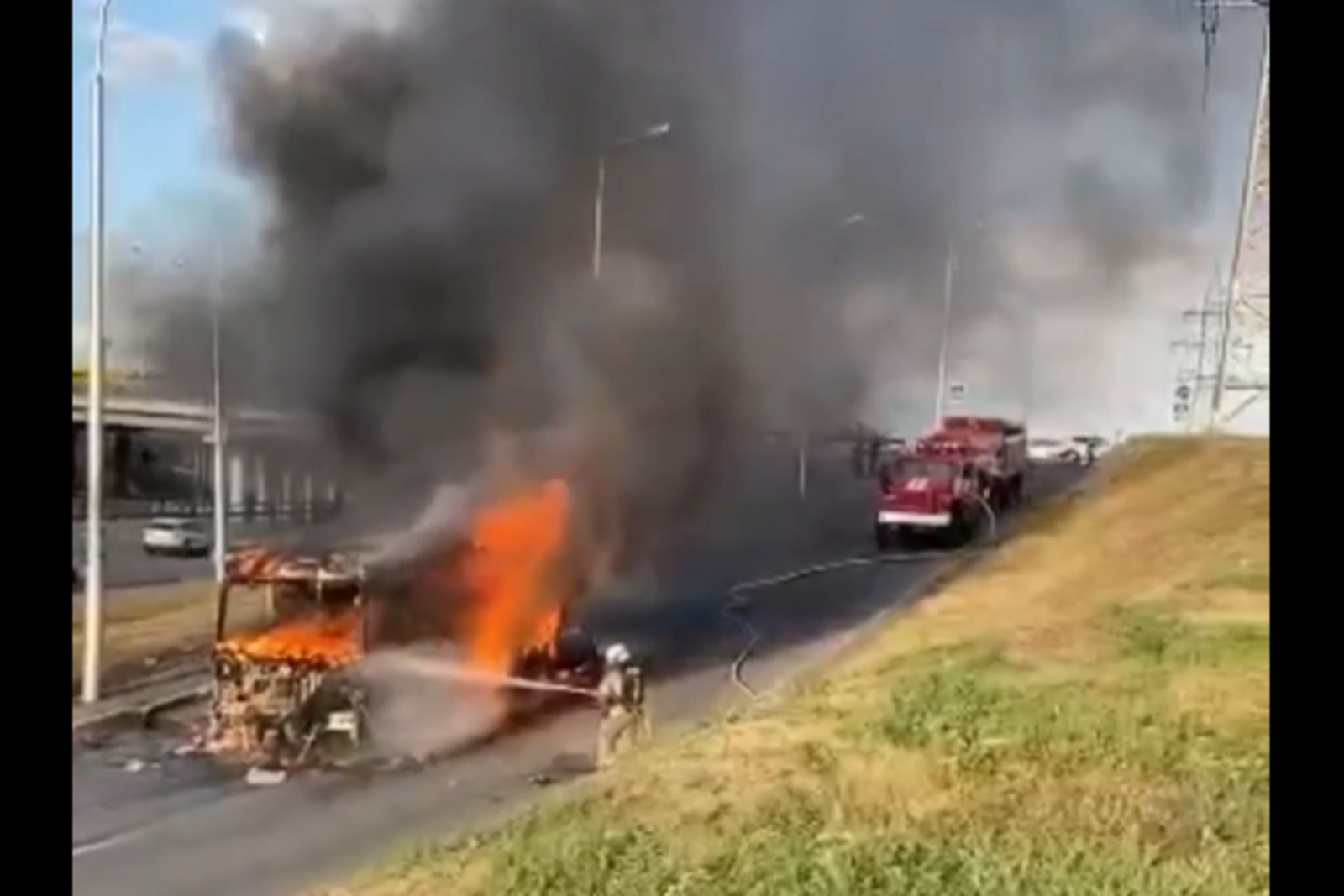 В Уфе при возгорании пассажирского автобуса водитель получил ожоги рук