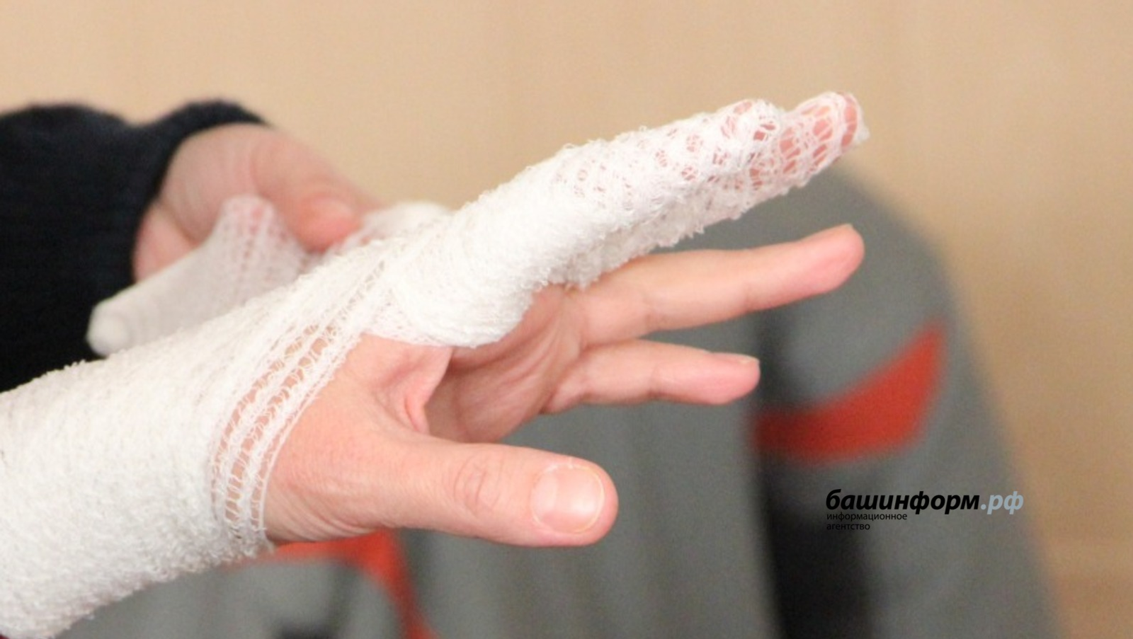 Мужчина ногой сломал жене палец