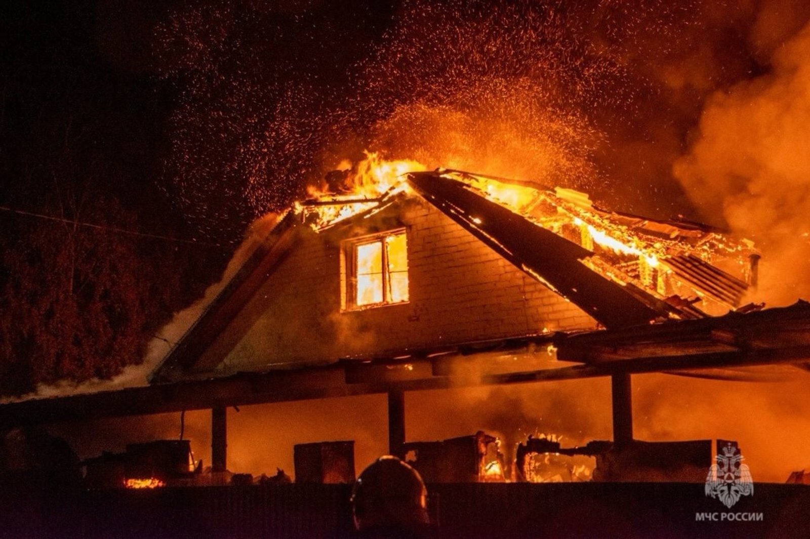 В Башкирии сгорели дом и семь автомобилей