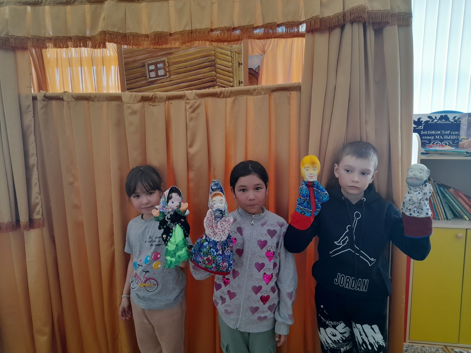 В центральной библиотеке Учалов дети создали кукольный театр