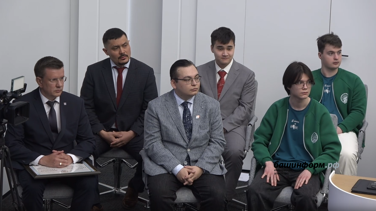 Глава Башкирии наградил триумфаторов школьной олимпиады по химии