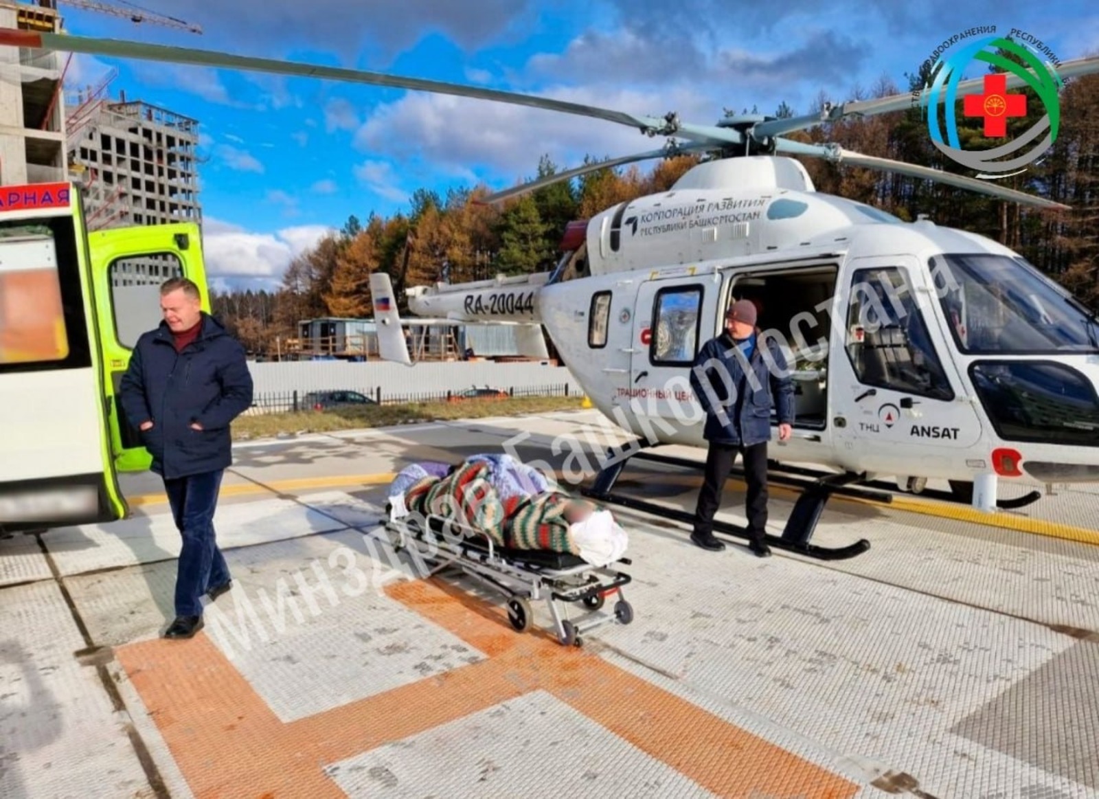 Беременную с осложнениями экстренно доставили из Учалов в Уфу на вертолете