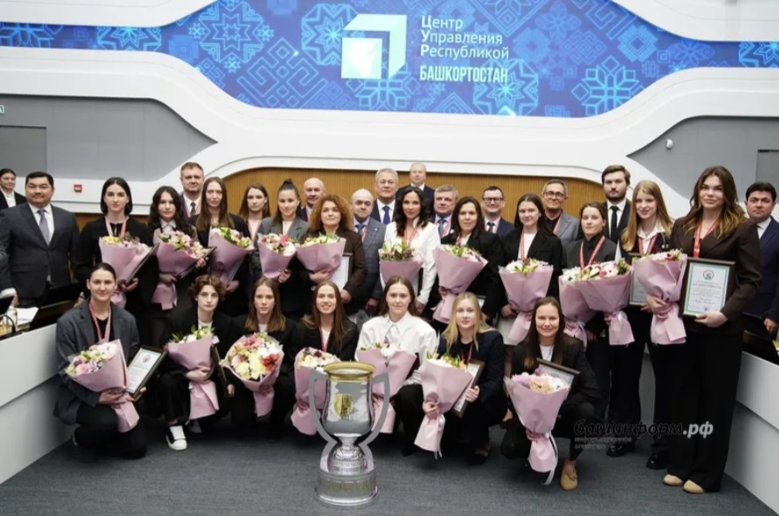 Глава Башкирии наградил хоккеисток «Агидели» за очередную победу в ЖХЛ