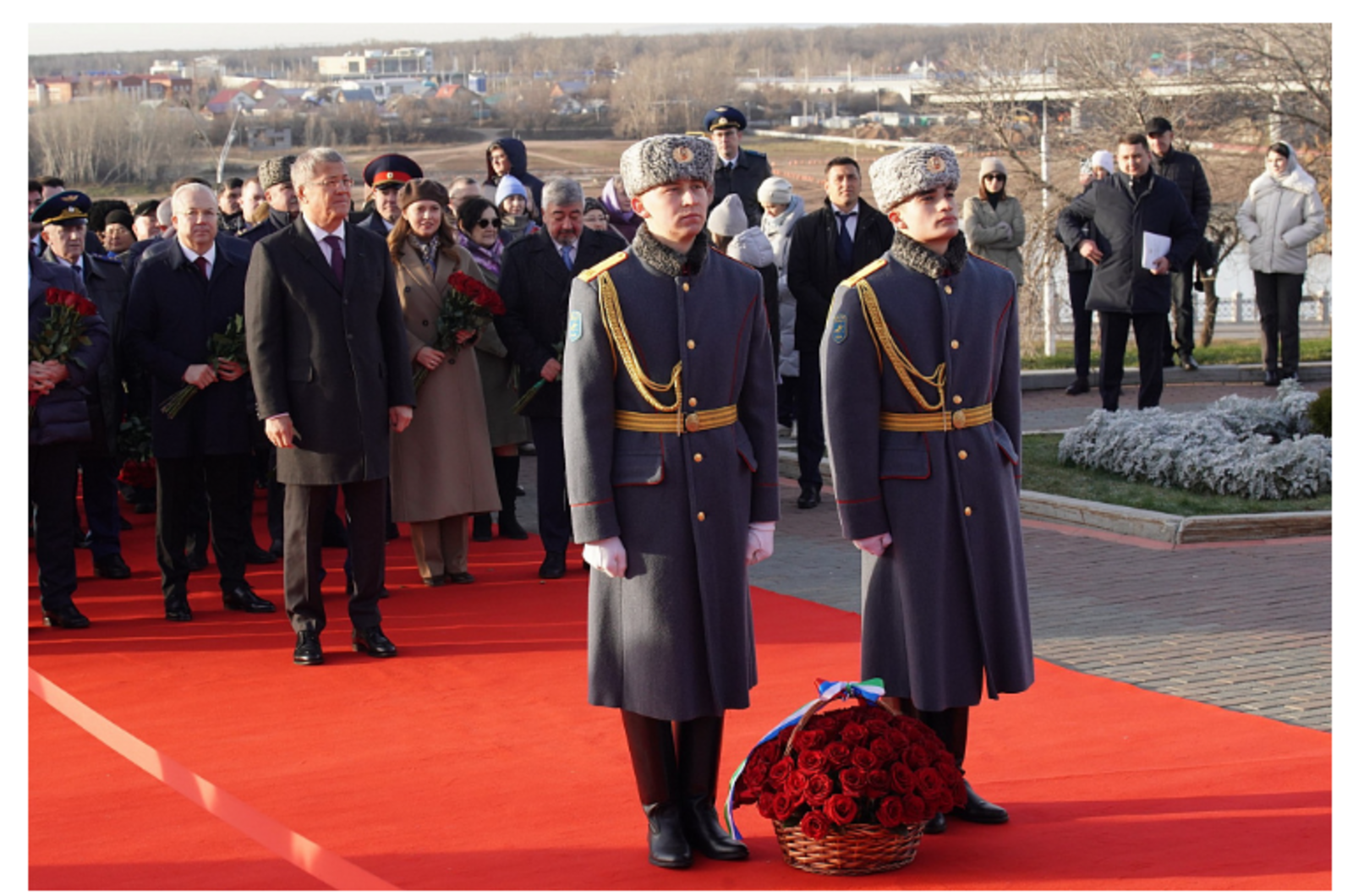 Радий Хабиров возложил цветы к Монументу Дружбы в Уфе