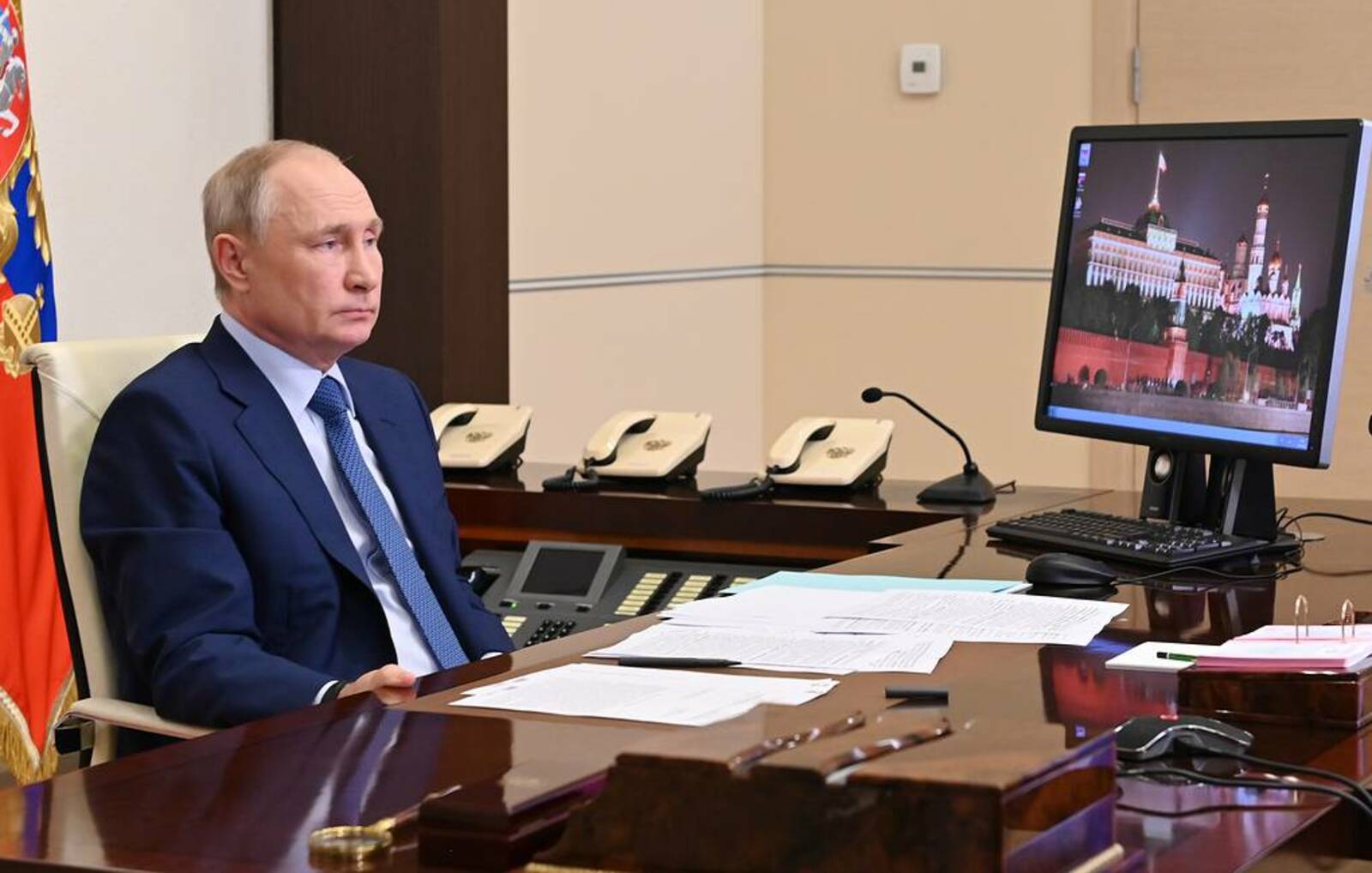 Путин предложил дополнительно поддержать медработников в связи с пандемией
