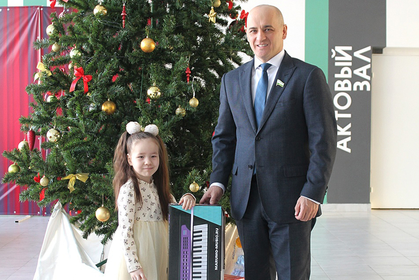 Большой синтезатор для маленькой Дарины