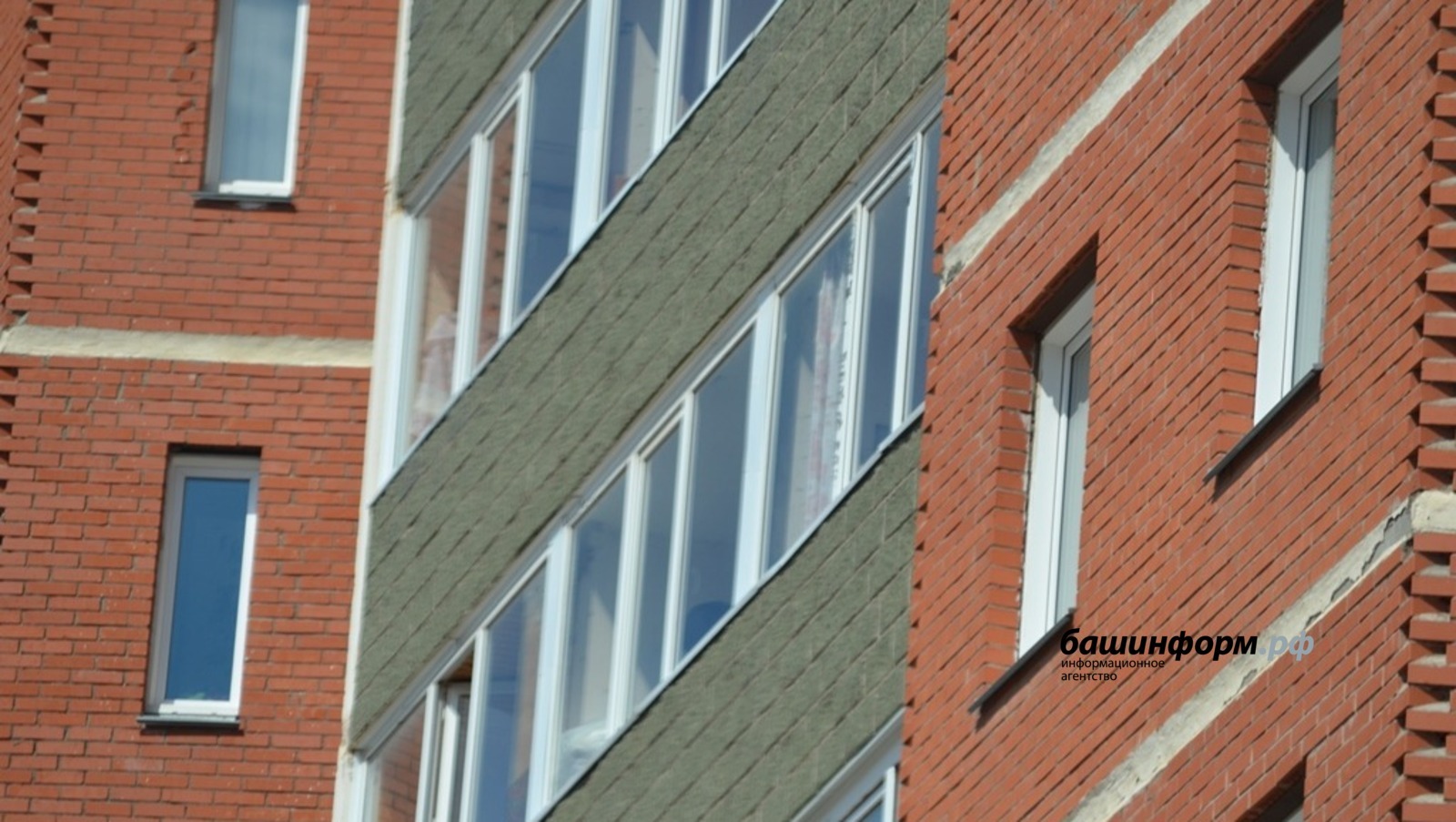 Под окнами многоэтажки нашли мертвую школьницу