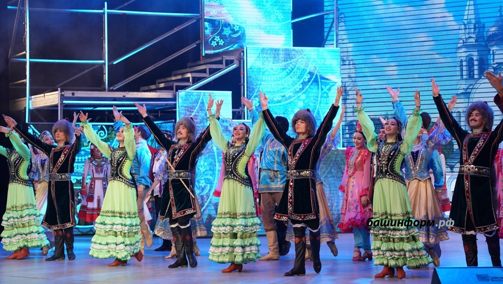 Башкирия отметила День Республики, в Уфе открыли арочный мост